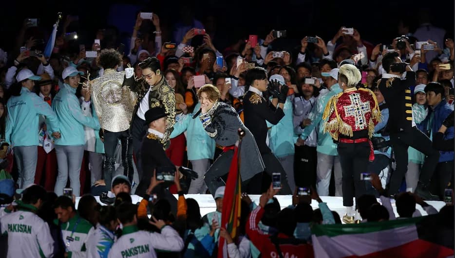 BIGBANG performing at the 2014 Asian Games closing ceremony in Incheon