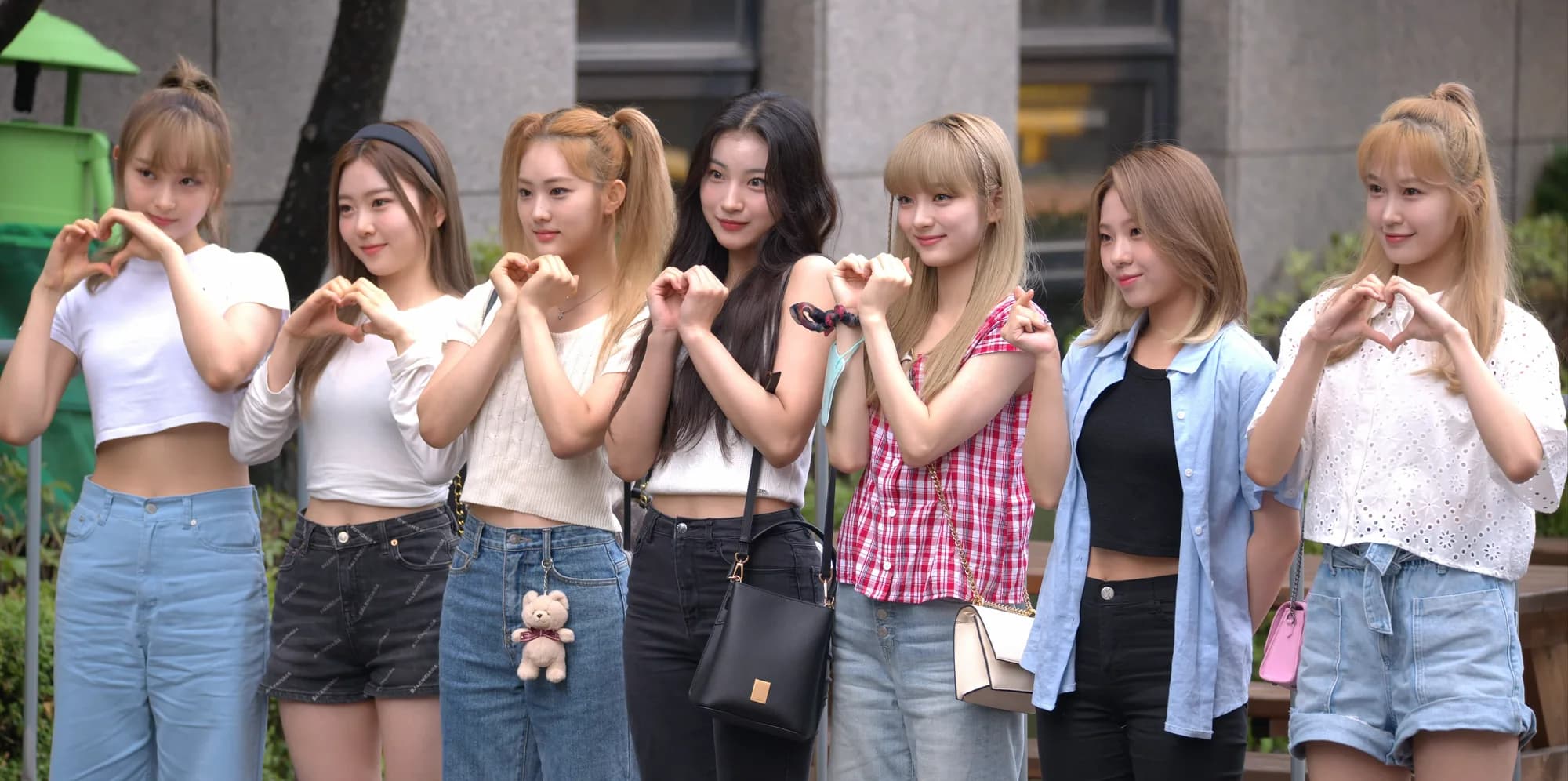 ICHILLIN’ performing as a full group at Music Bank in July 2022