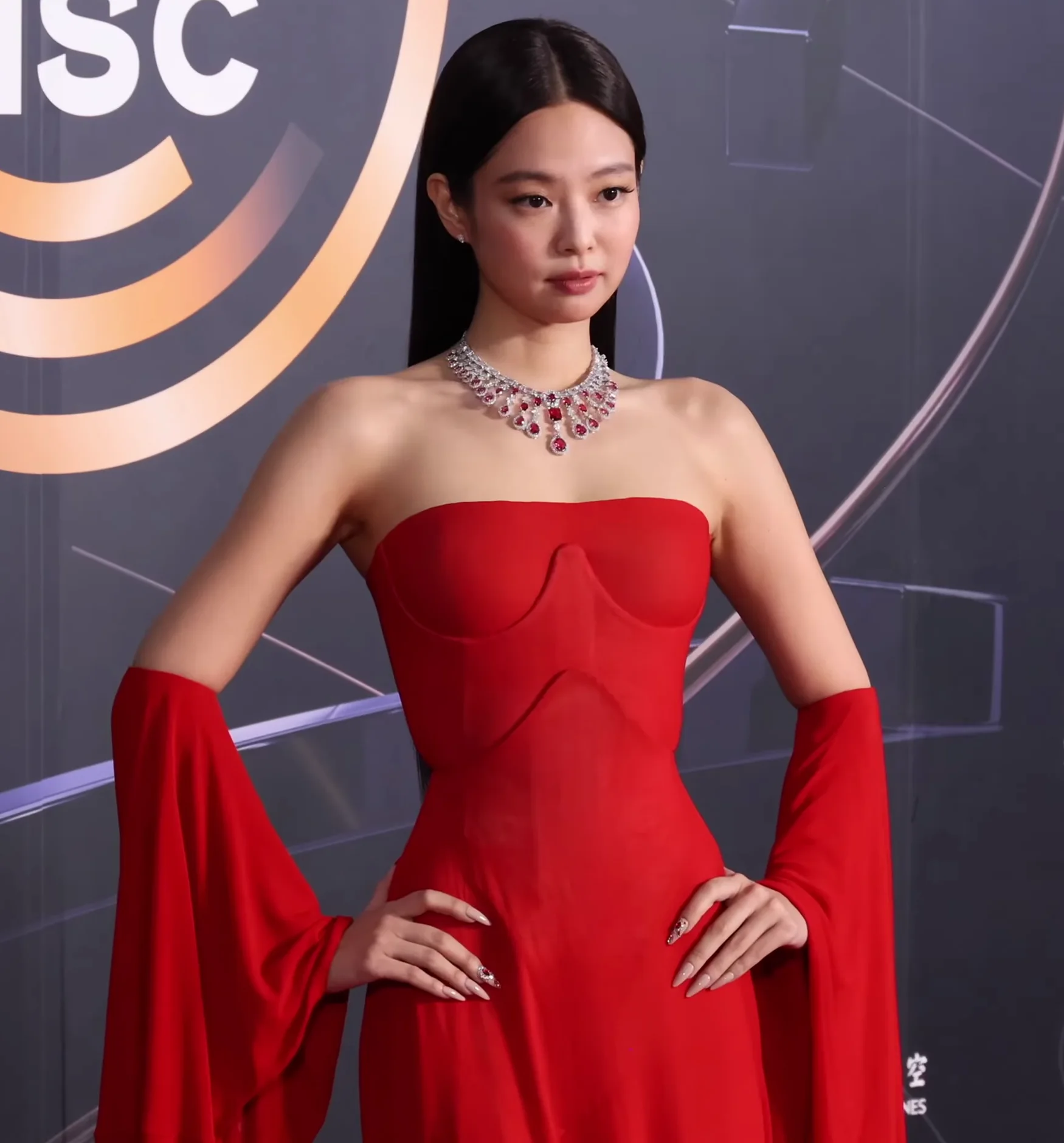 A performer in a red gown at the 40th Golden Disc Awards in January 2026.