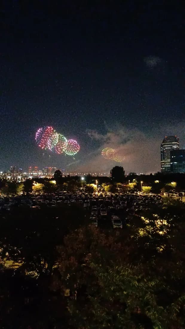 Fireworks from the 2024 Seoul International Fireworks Festival above the Han River skyline