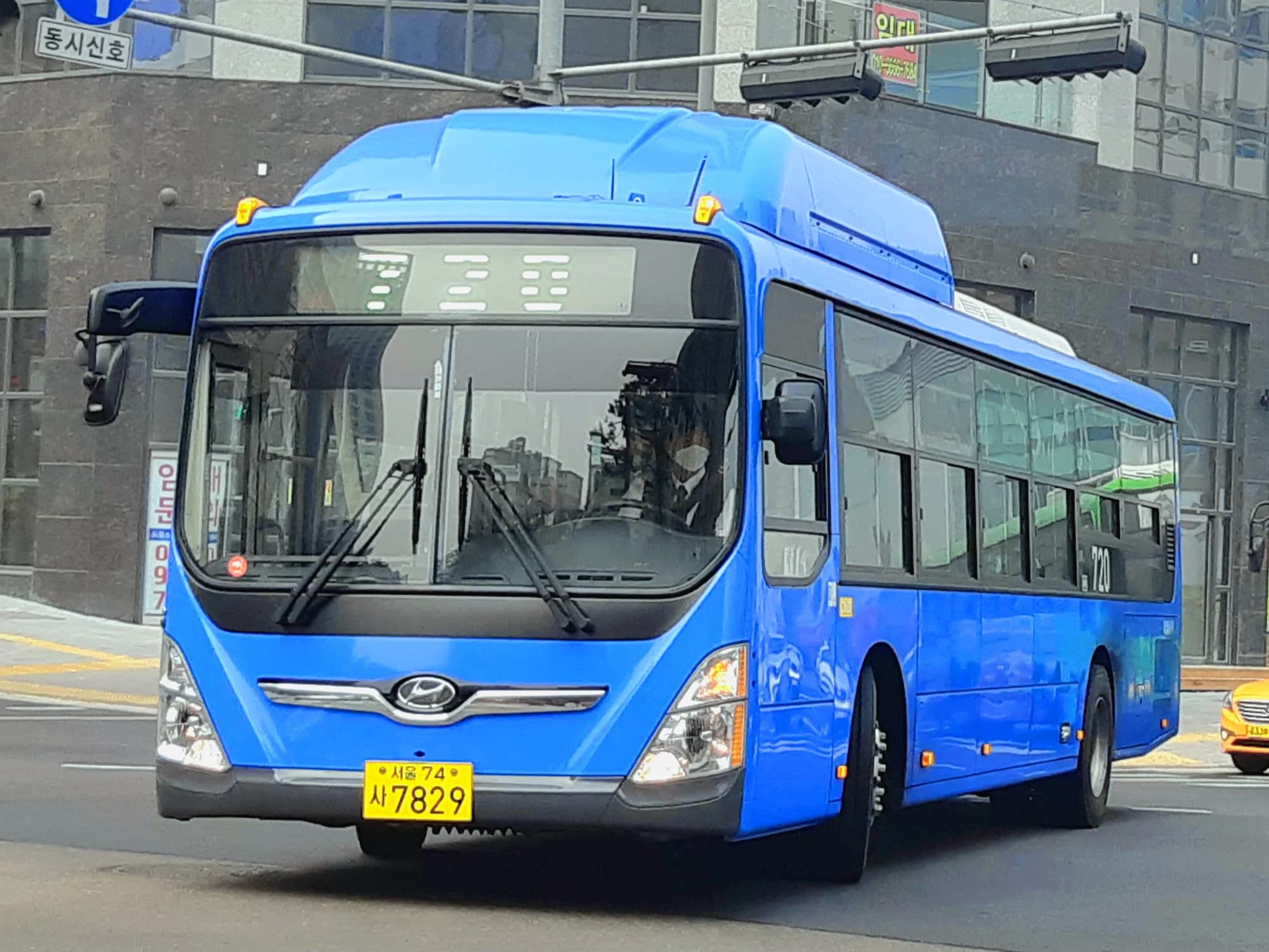 A blue trunk-route bus operating on Seoul route 720
