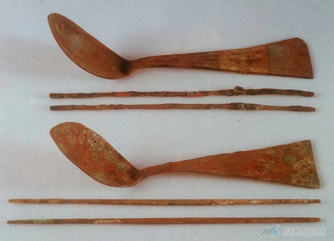 Bronze spoon and chopstick sets excavated from King Muryeong's tomb